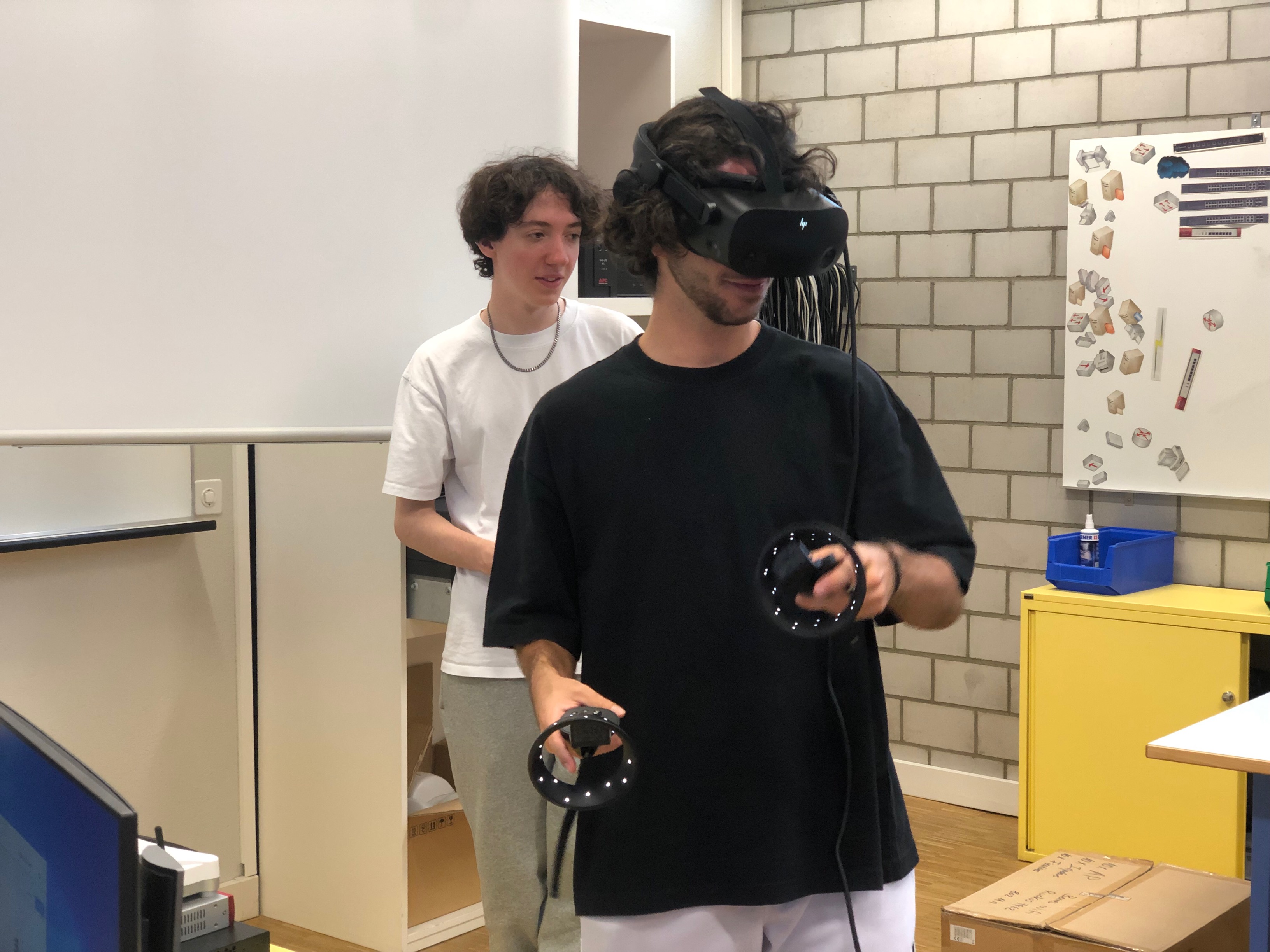un élève teste le matériel VR